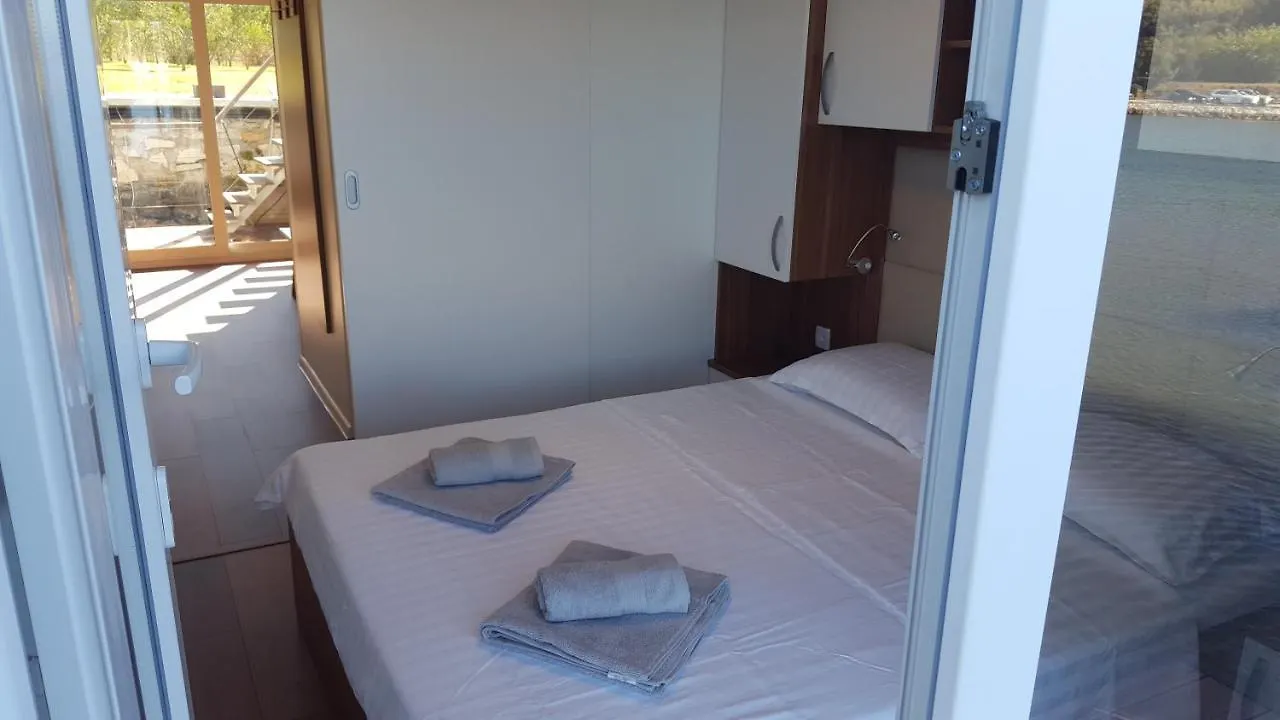 House Boat - Floating House Sofia Hotel Pula