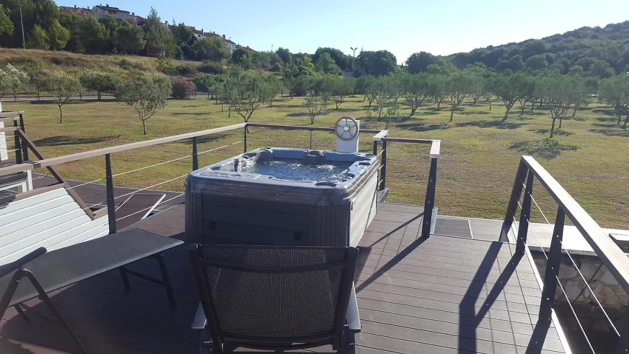 House Boat - Floating House Sofia Hotel Pula Botel