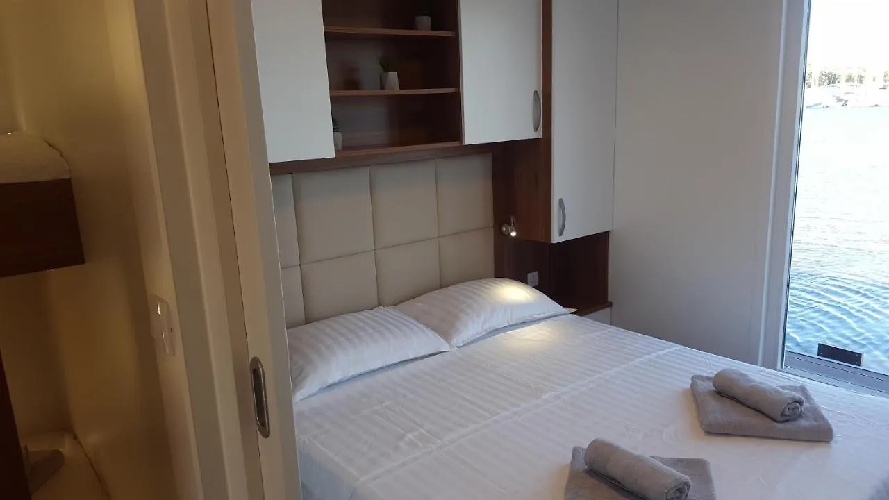Hotel House Boat - Floating House Sofia Pula Botel