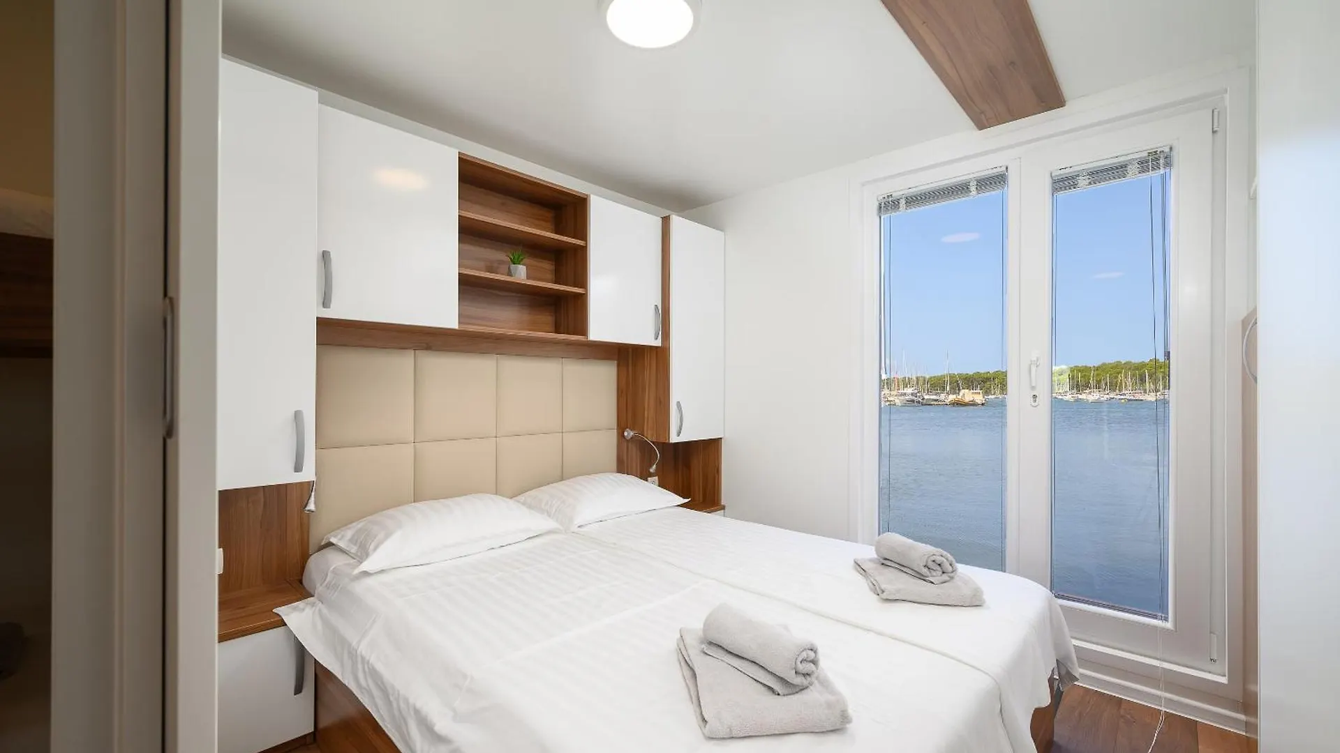House Boat - Floating House Sofia Hotel Pula Botel
